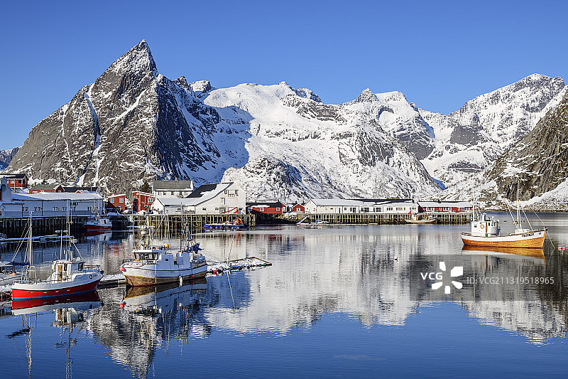 挪威，诺德兰，罗弗敦，哈姆诺瓦，哈诺瓦港口的船只与雪山图片素材