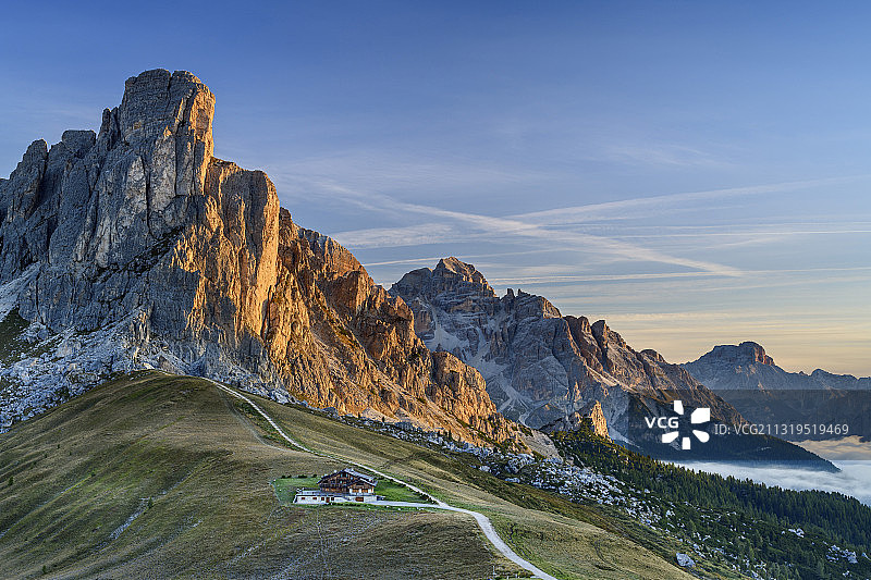 阿尔卑斯山的光芒在Ra Gusela和Tofana，前景中的高山小屋，白云石，联合国教科文组织世界遗产白云石，威尼托，意大利图片素材