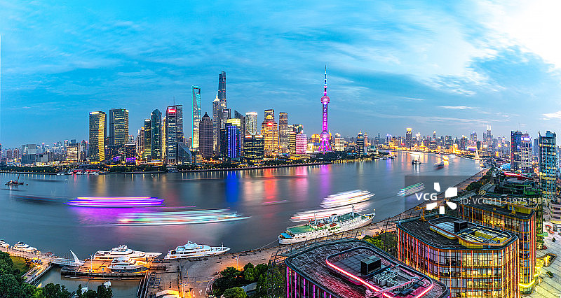 无人机航拍鸟瞰上海陆家嘴金融区摩天大楼夜晚城市风光图片素材
