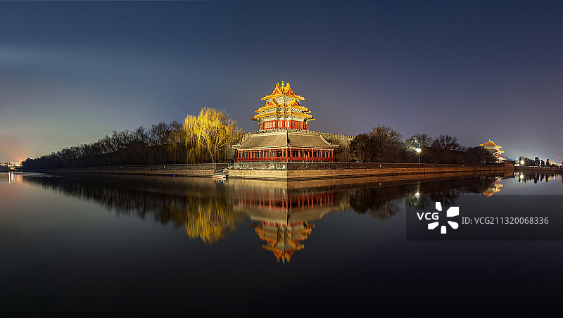 北京故宫东北侧角楼亮灯夜景图片素材