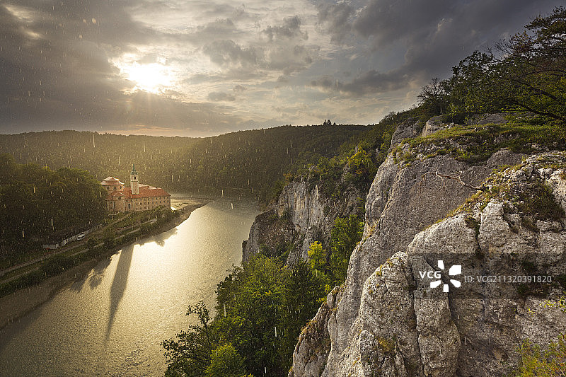 德国巴伐利亚多瑙河维尔腾堡修道院的多瑙河突破图片素材