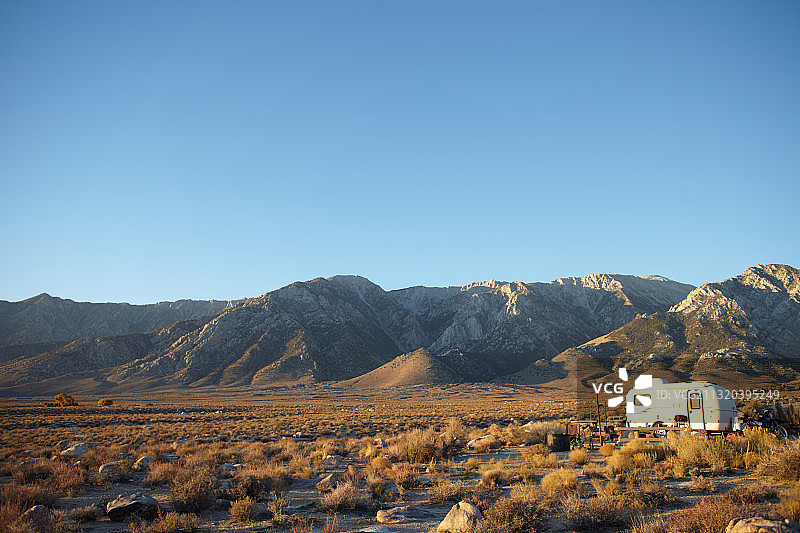 大篷车在白山前的草原景观，东塞拉，美国加利福尼亚。图片素材