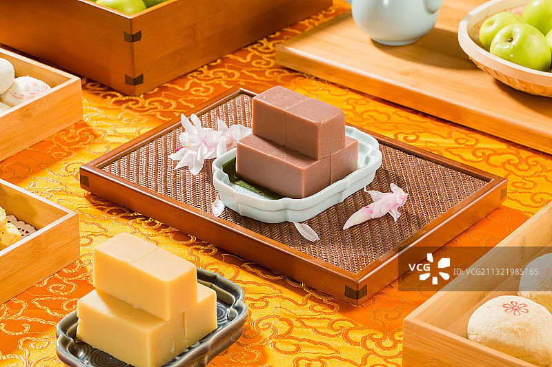 中式餐厅里摆满美味的餐桌上的北京小吃红豆凉糕图片素材