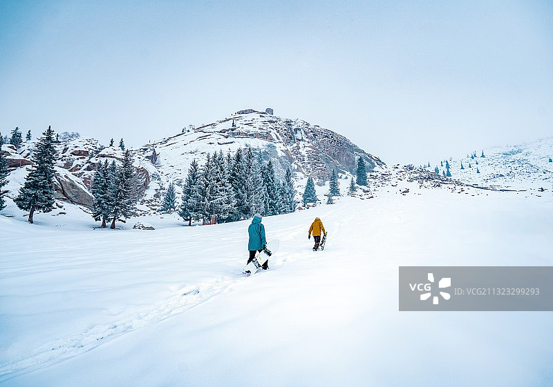 走向大山的滑雪人图片素材