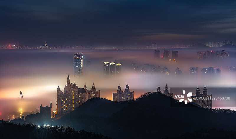 云雾中的城市图片素材