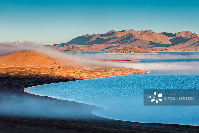 西藏阿里地区鬼湖拉昂错的清晨日出。图片素材