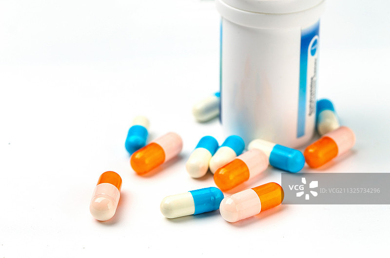 红色和蓝色的药品胶囊放在白色背景上图片素材