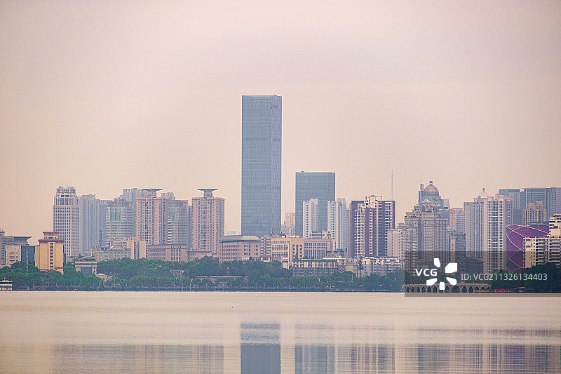 湖北武汉东湖城市天际线水面倒影图片素材