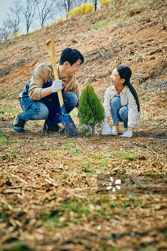 29、韩国人，树苗，植树节，环保，植树，爸爸，女儿，笑口常开图片素材