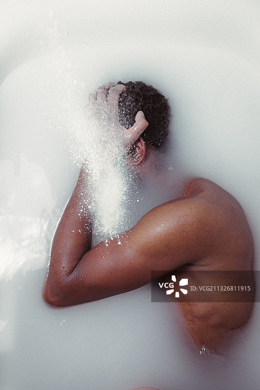 赤裸上身的男人在浴缸里的特写，勒阿弗尔，法国图片素材