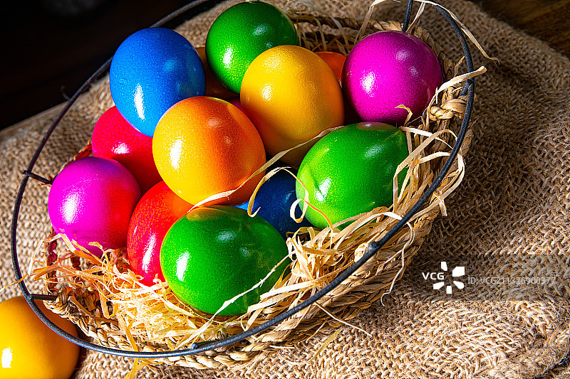 高角度的彩色复活节彩蛋篮子上的桌子图片素材