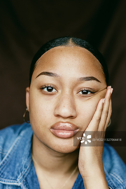 年轻黑人妇女肖像，密尔沃基，威斯康辛，美国，美国图片素材