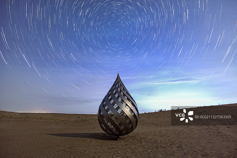 沙漠雕塑北极星星轨图片素材