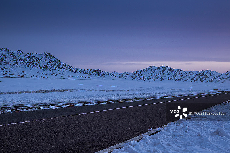 新疆赛里木湖边公路和雪景图片素材