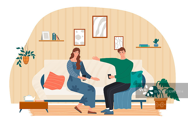 一对幸福的夫妇坐在客厅的沙发上图片素材