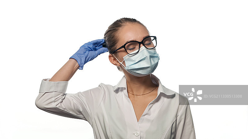 肖像女商人戴着外科手术口罩，而站在白色的背景图片素材