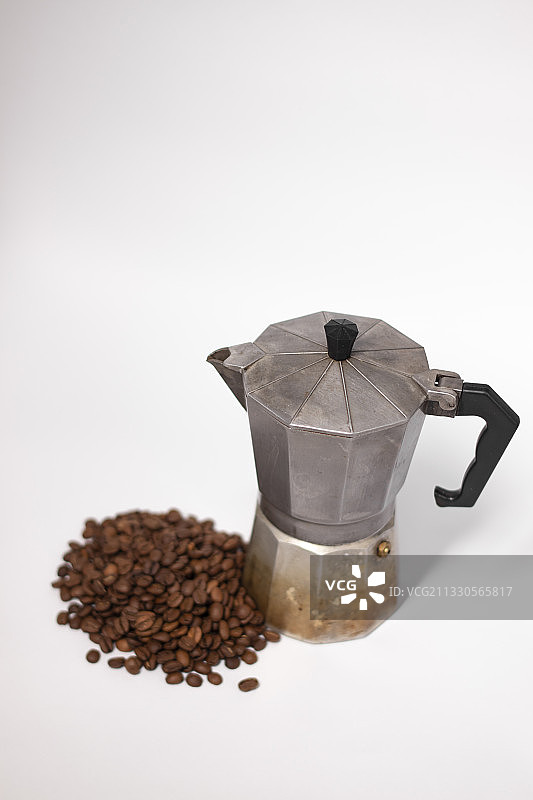 间歇泉咖啡壶或摩卡壶孤立在白色背景与图片素材