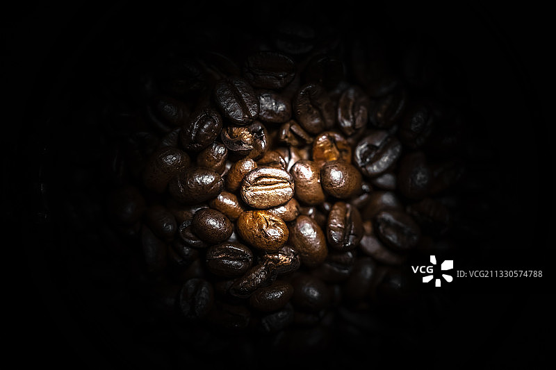 奥地利萨尔茨堡，黑色背景上的咖啡豆特写图片素材