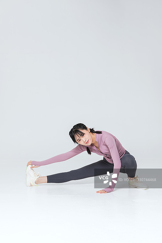 身着运动装锻炼的亚洲女孩图片素材