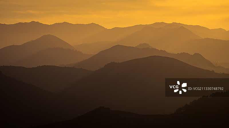 风景剪影的山对天空在日落，奥维耶多，阿斯图里亚斯元首，西班牙图片素材
