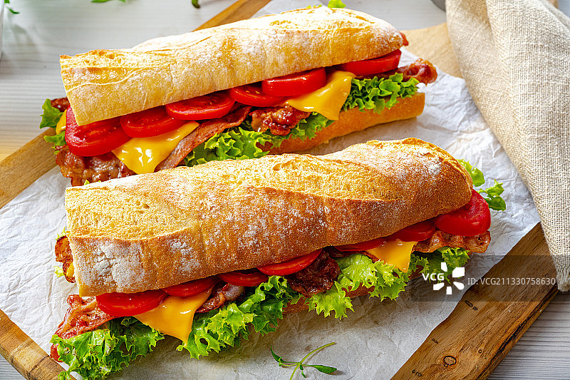 香脆的法式长棍面包配培根、番茄和芝士图片素材