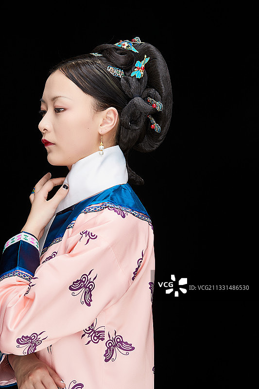 黑色背景下的清代女性古装造型清朝古装图片素材