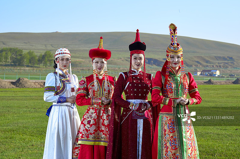 草原上穿着蒙古族传统服饰的少女们图片素材