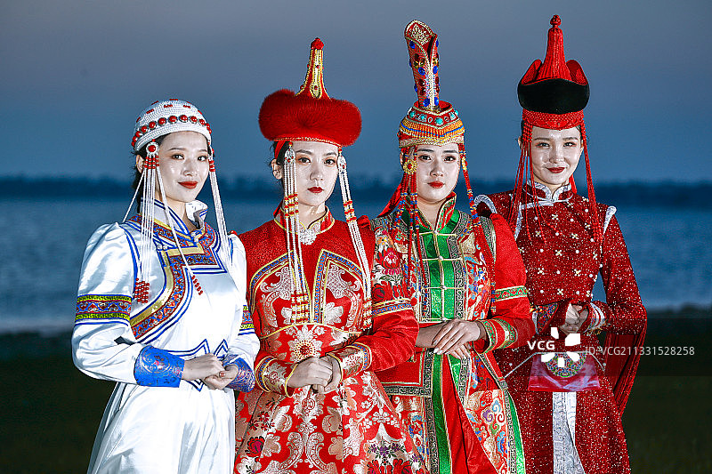 草原上穿着蒙古族传统服饰的亚洲年轻女性们图片素材