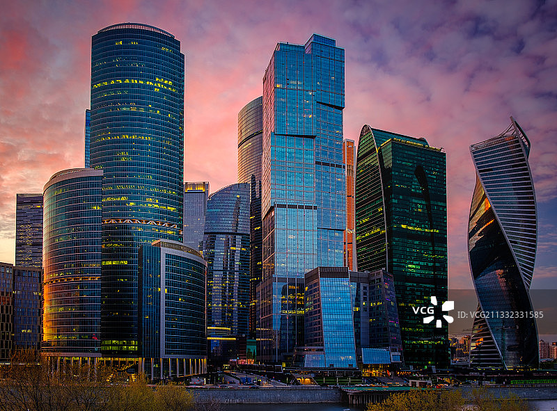 低角度的建筑物对天空在日落，俄罗斯图片素材