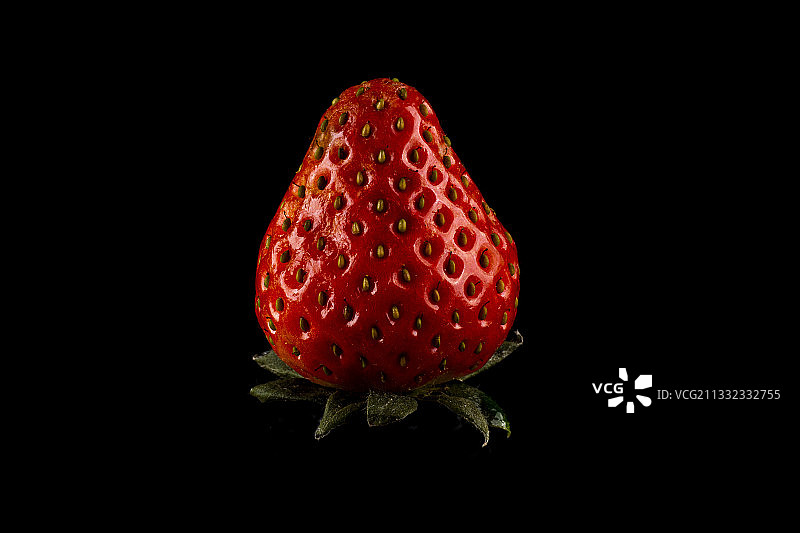 特写草莓对黑色的背景图片素材