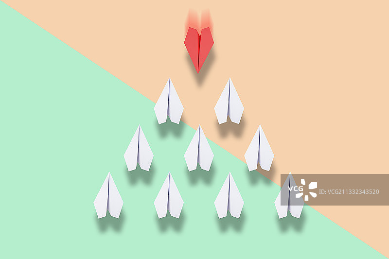 红纸飞机领先白飞机，领导理念图片素材