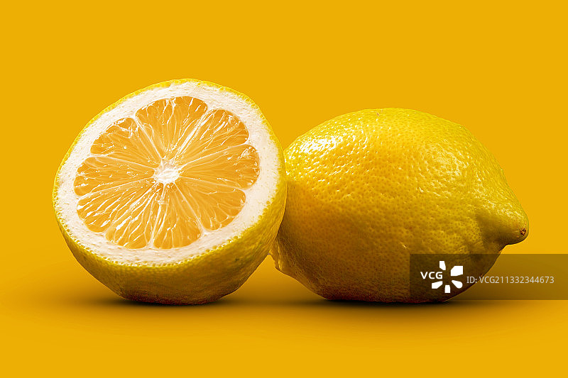 德国德累斯顿，橙色背景下的柠檬特写图片素材
