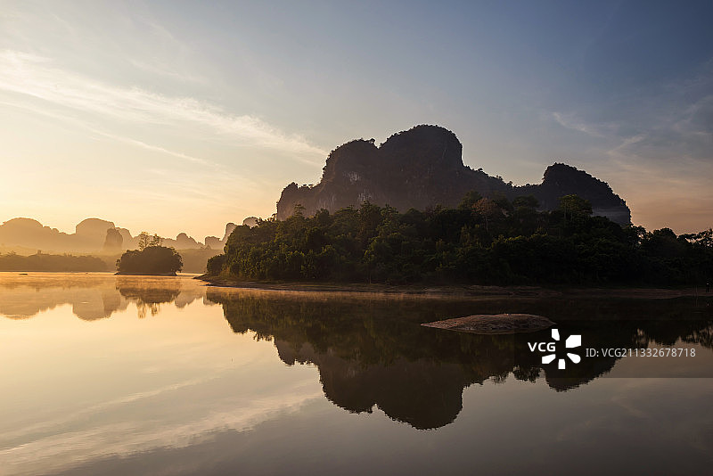 泰国Nong Thale湖上日落时的风景图片素材