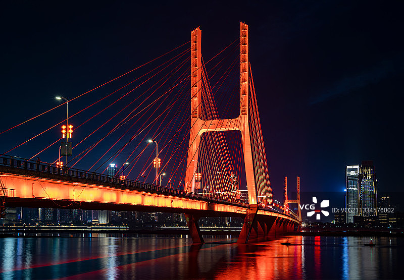 夜晚的八一大桥图片素材