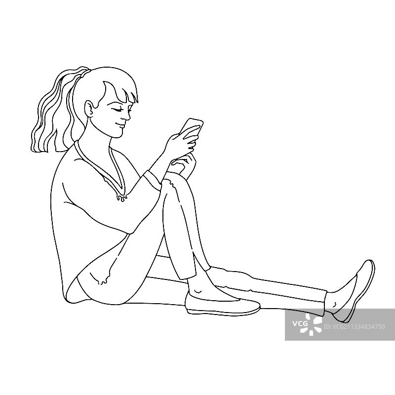 年轻女子坐着，拿着手机图片素材