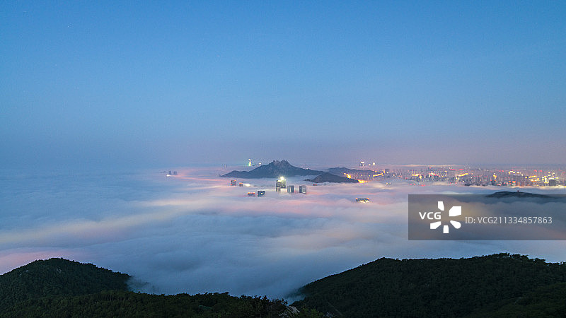 城市夜间平流雾震撼奇观图片素材