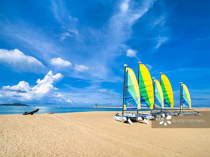 三亚君澜度假酒店户外私属精品海滩水上娱乐帆船双体船图片素材