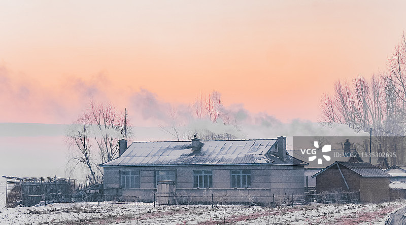 冬季清晨的北方村庄的炊烟图片素材