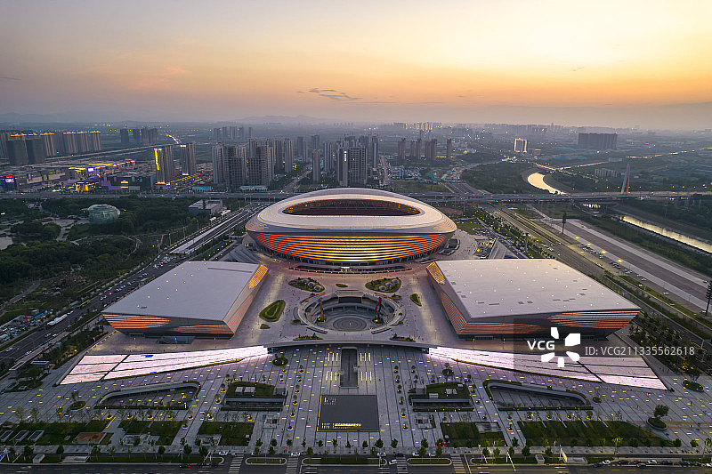 河南郑州中央文化区CCD奥体中心日落时分夜景图片素材