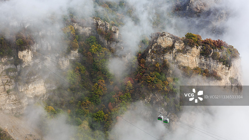 拍摄于河北涞源县白石山，缆车穿梭于秋色中的薄雾。图片素材