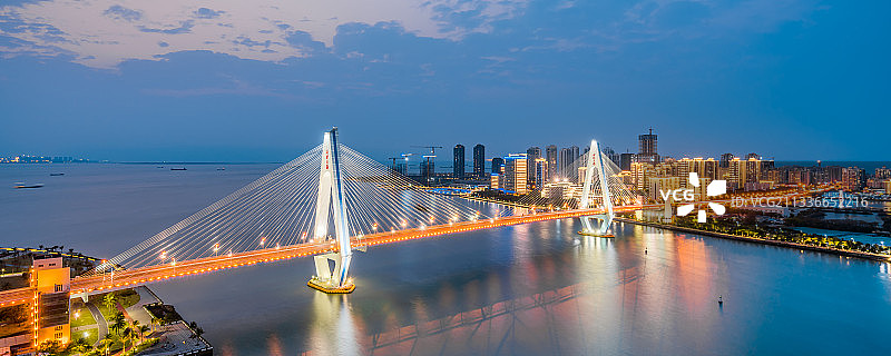 中国海南海口海甸河世纪大桥高视角夜景图片素材