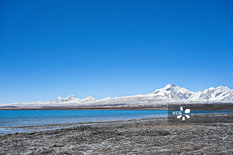 雪山蓝色的湖一览无余图片素材