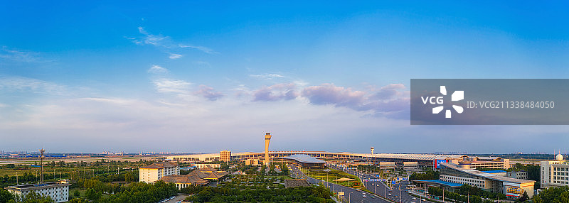 河南郑州新郑国际机场夏季黄昏日落时分户外风光全景图图片素材