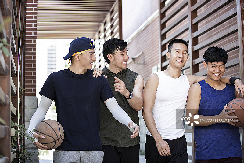 四个青年男子准备去打篮球肖像图片素材