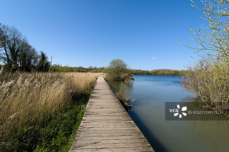 清澈的蓝天映衬下的湖景，英国图片素材