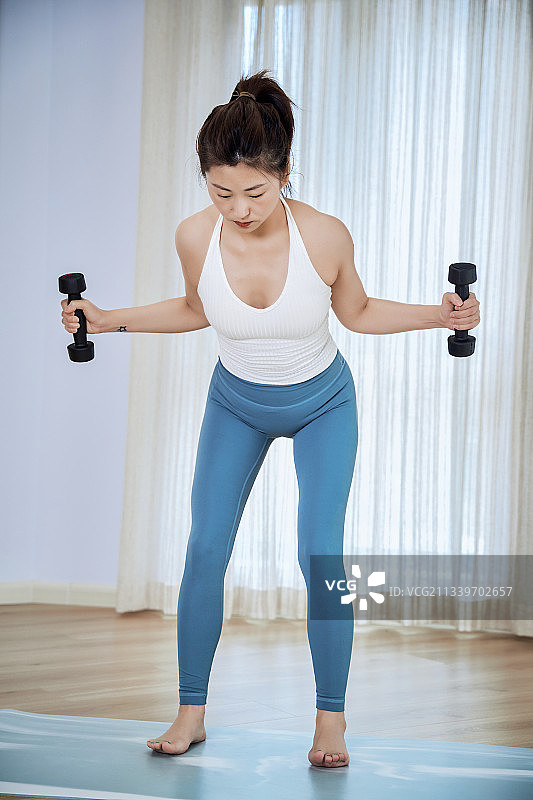 使用健身器械做有氧健身的亚洲女性图片素材