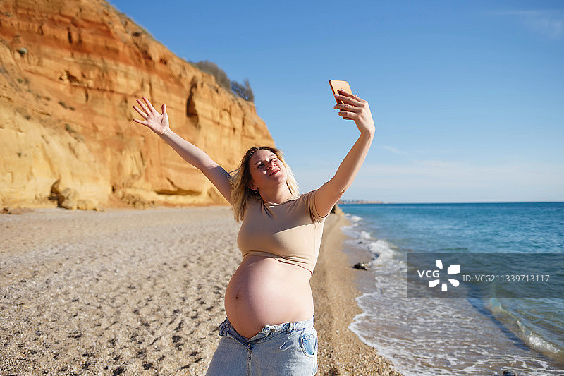 海滩上快乐的孕妇图片素材