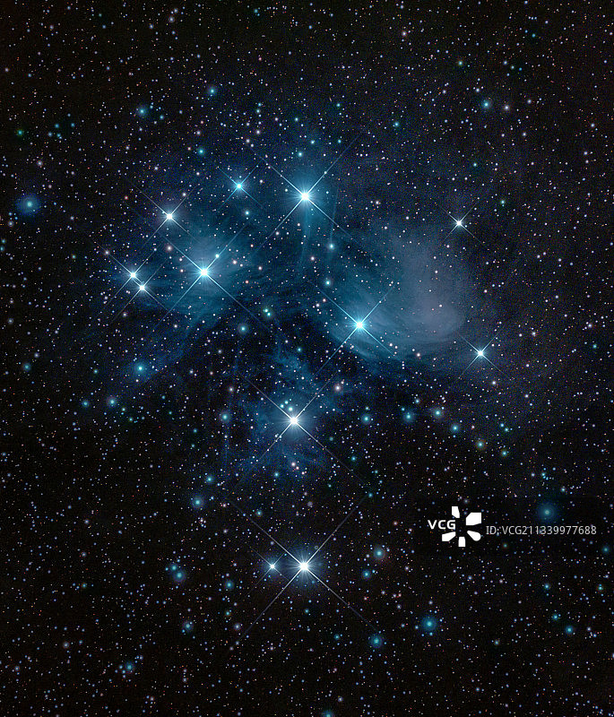 夜空中星星的低角度观图片素材