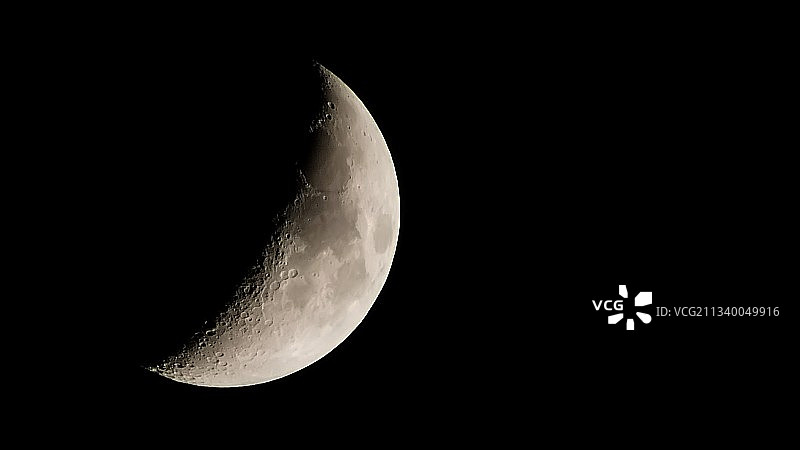低角度的月亮对晴朗的天空在晚上图片素材