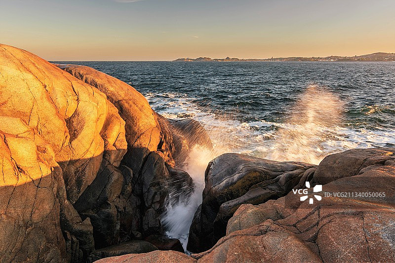 拉维克，挪威，日落时大海与天空的风景图片素材
